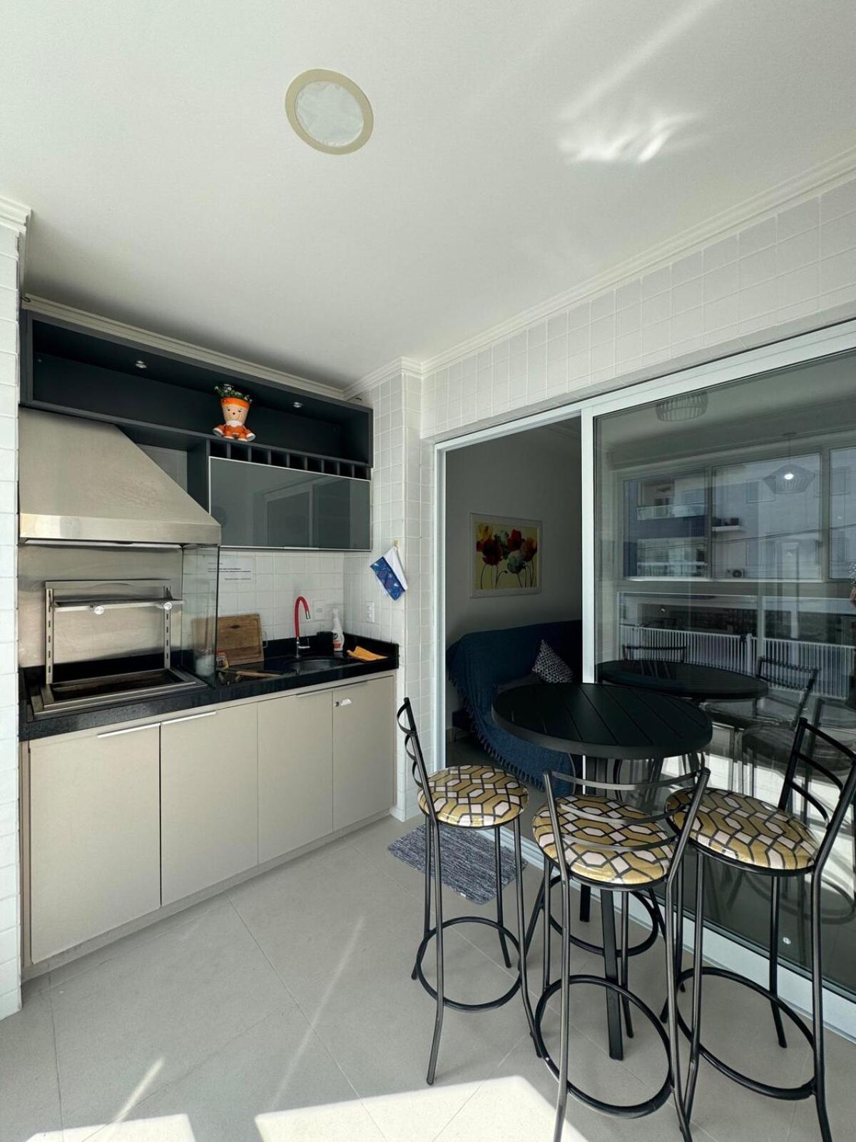 Apartamento de 2 Quartos com Varanda e Terraço
