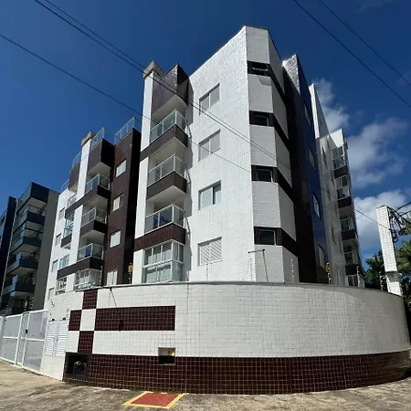 Apartamento na Praia das Toninhas em Ubatuba 350m da praia -2 quartos sendo 1 suite, piscina, varanda gourmet com churrasqueira, ar condicionado, cozinha completa, duas garagens-2